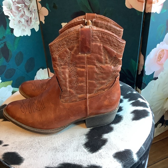 Coconuts by Matisse Cowboy “Pistol” Booties 🤠 - Picture 3 of 12